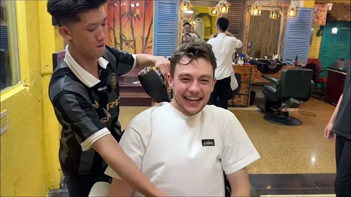 New Zealand Tourist Learns Vietnamese During a Haircut in Da Nang 🇻🇳